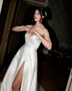 Vestido de Noiva Simples Longo Marfim com Decote em V, Corte em A e Sem Mangas, com Fenda