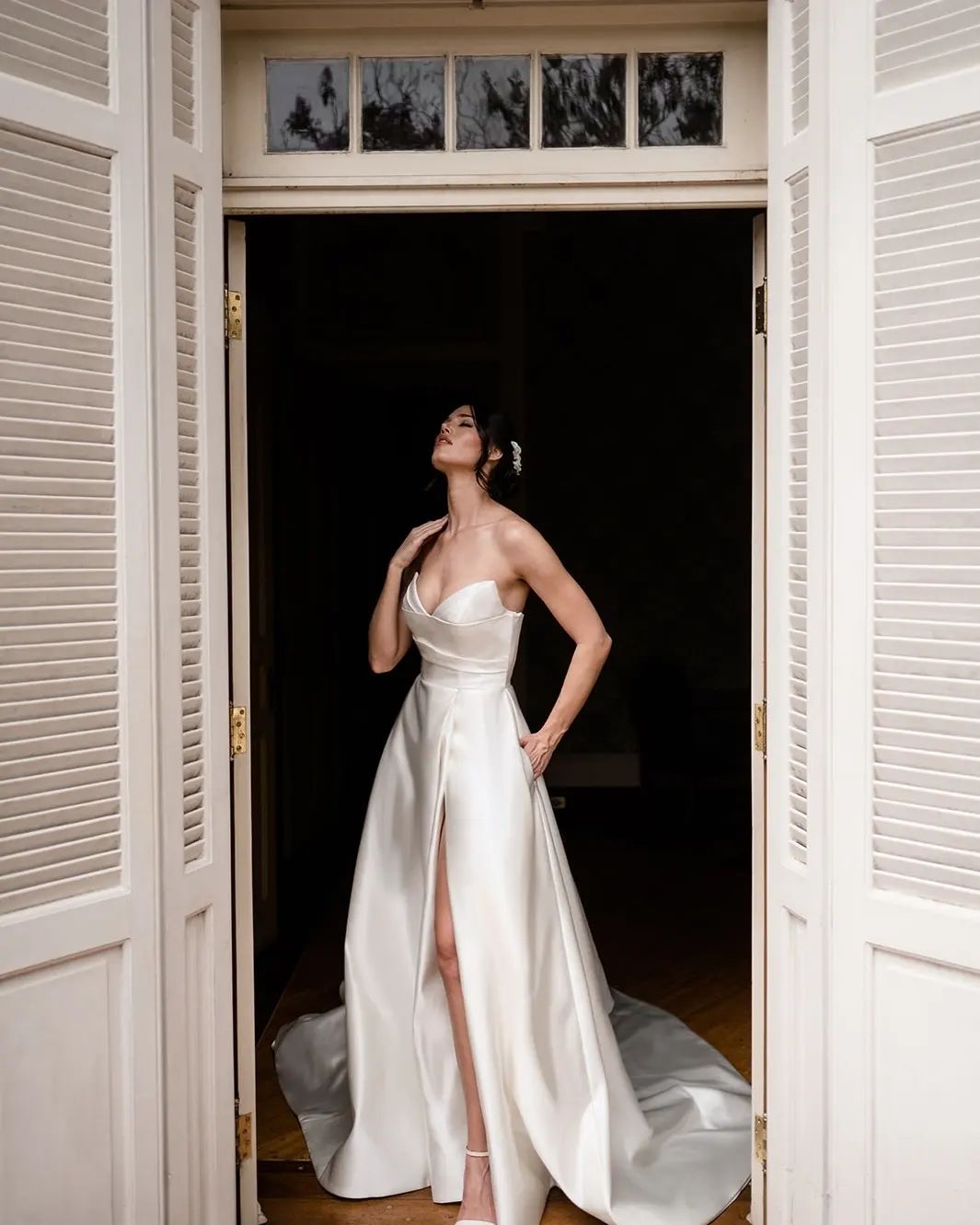 Vestido de Noiva Simples Longo Marfim com Decote em V, Corte em A e Sem Mangas, com Fenda
