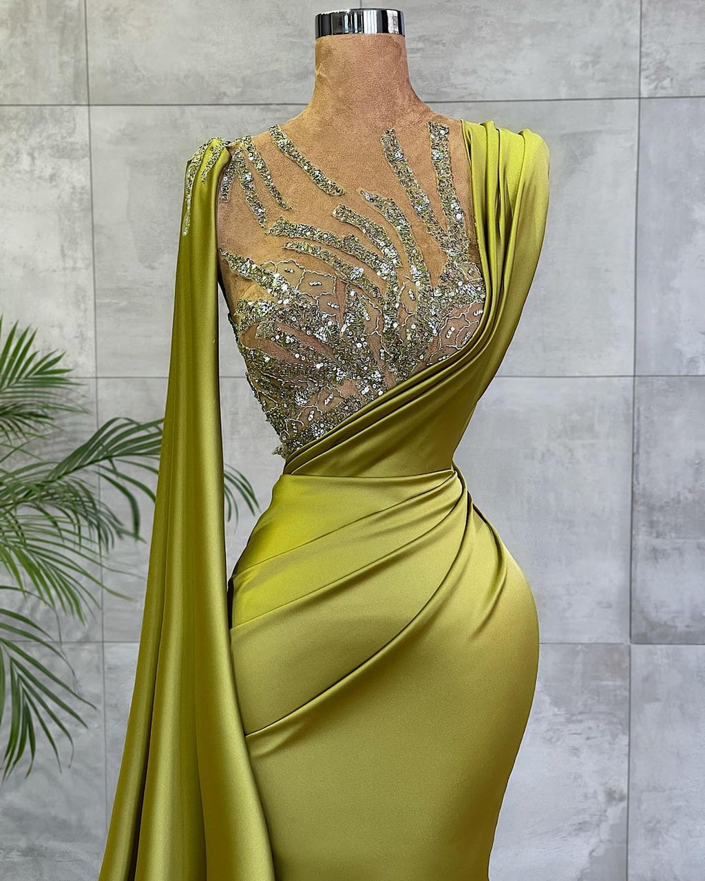 Robe de bal longue simple en satin à coupe sirène avec bijou