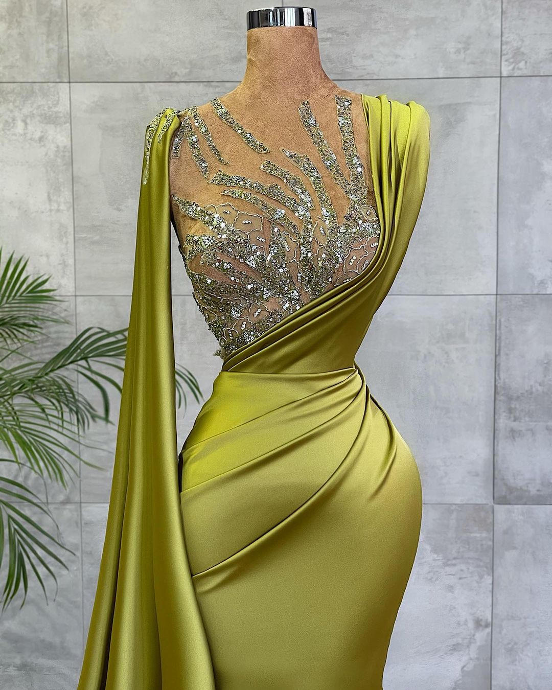 Robe de bal longue simple en satin à coupe sirène avec bijou