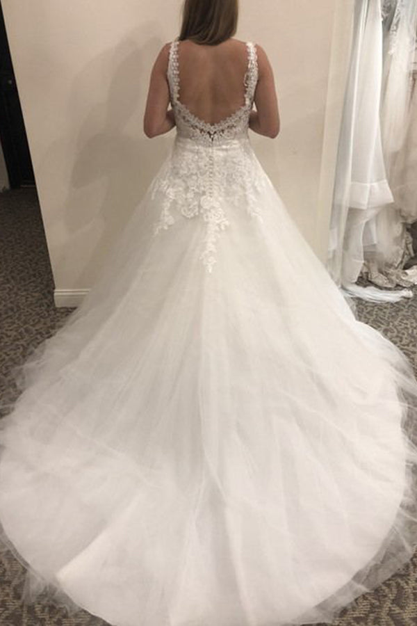 Abito da sposa semplice lungo in tulle con pizzo, scollo a V, linea a trapezio e schiena scoperta