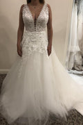 Abito da sposa semplice lungo in tulle con pizzo, scollo a V, linea a trapezio e schiena scoperta