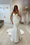 Abito da sposa semplice lungo a sirena in raso senza maniche con strascico