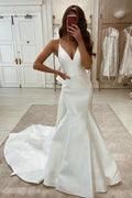 Robe de mariée simple longue sirène en satin à col en V avec fines bretelles