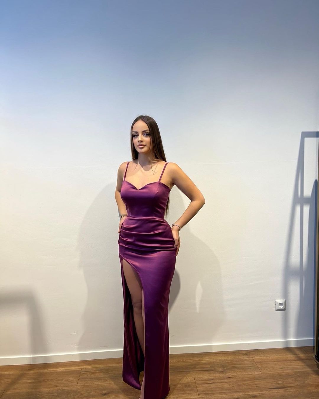 Robe de bal simple longue sirène à fines bretelles, col en V, sans manches, avec fente