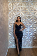 Robe de bal simple longue sirène à fines bretelles, col en V, sans manches, avec fente