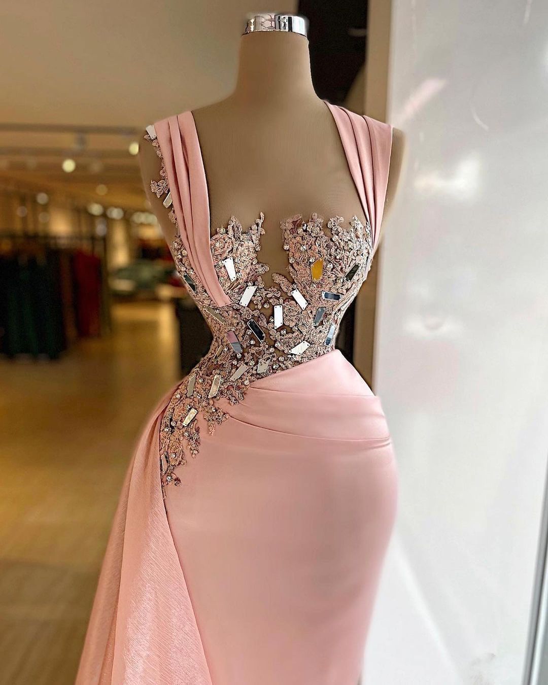 Robe de bal simple longue sirène à larges bretelles avec volants en cristal en mousseline