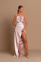 Vestido Simples Longo de Cetim Rosa com Alças ao Pescoço, Sem Mangas, para Baile, com Fenda