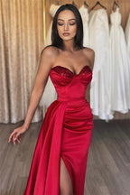 Abito da sera lungo semplice rosso con scollo a cuore e paillettes, con spacco