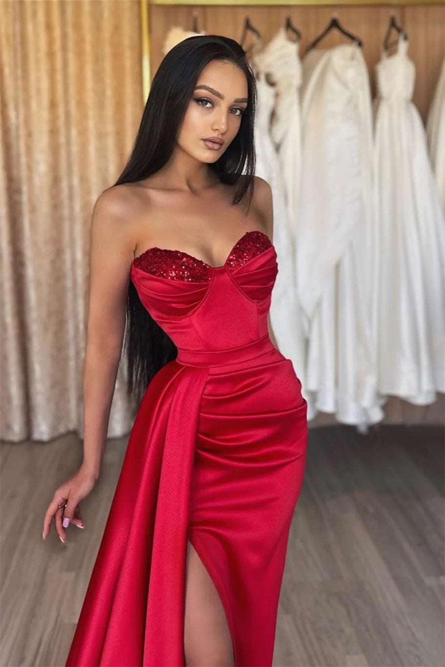 Abito da sera lungo semplice rosso con scollo a cuore e paillettes, con spacco