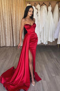Abito da sera lungo semplice rosso con scollo a cuore e paillettes, con spacco