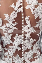 Robe de mariée simple longue à gaine en satin avec dos en dentelle illusion et manches