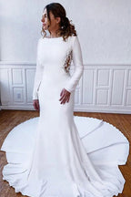 Robe de mariée simple longue à gaine en satin avec dos en dentelle illusion et manches