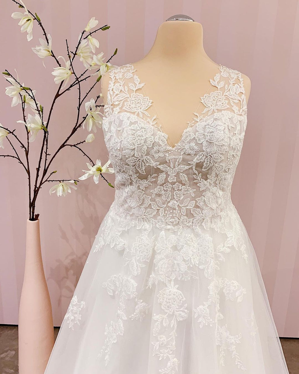 Vestido de Noiva Simples Comprido com Decote em V, Corte em A, Costas Descobertas e Rendas Aplicadas