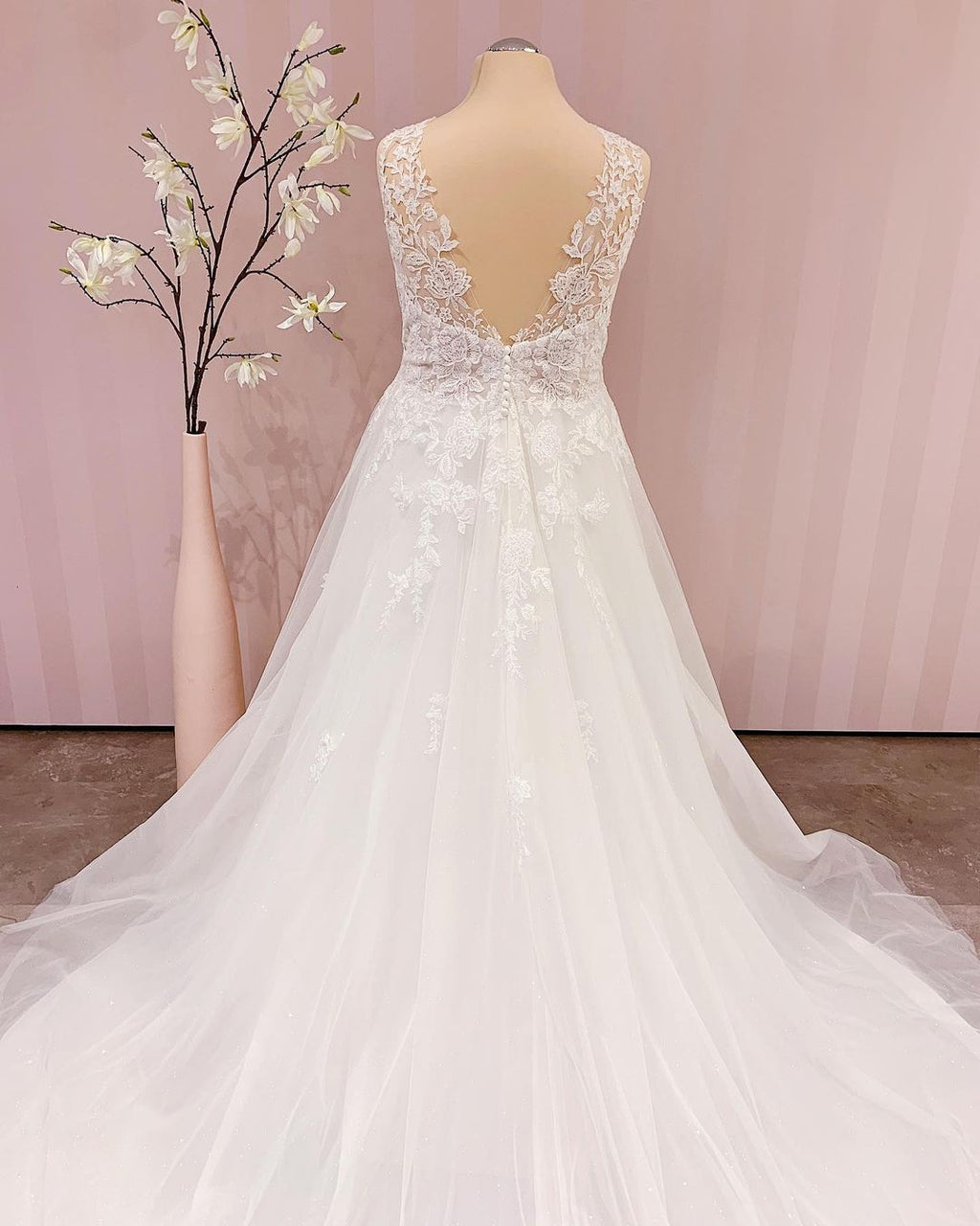 Vestido de Noiva Simples Comprido com Decote em V, Corte em A, Costas Descobertas e Rendas Aplicadas