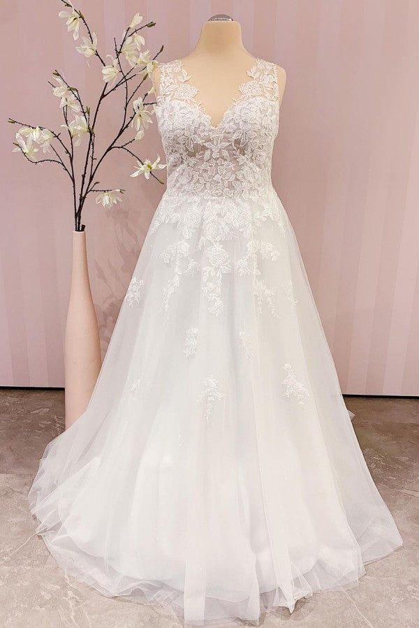 Vestido de Noiva Simples Comprido com Decote em V, Corte em A, Costas Descobertas e Rendas Aplicadas