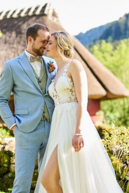 Robe de mariée blanche simple longue en tulle avec jupe évasée, col en V, sans manches et fente