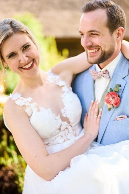 Robe de mariée blanche simple longue en tulle avec jupe évasée, col en V, sans manches et fente