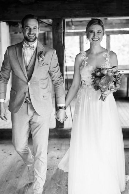 Robe de mariée blanche simple longue en tulle avec jupe évasée, col en V, sans manches et fente