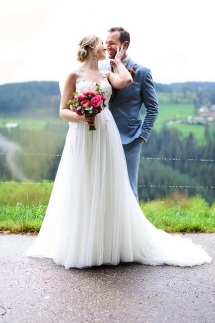 Robe de mariée blanche simple longue en tulle avec jupe évasée, col en V, sans manches et fente