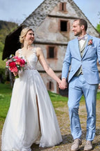 Robe de mariée blanche simple longue en tulle avec jupe évasée, col en V, sans manches et fente