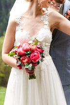 Robe de mariée blanche simple longue en tulle avec jupe évasée, col en V, sans manches et fente