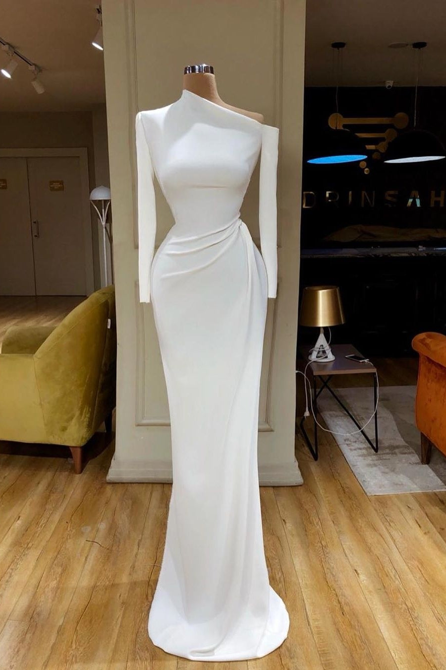 Abito da sposa lungo semplice bianco in raso a sirena con maniche lunghe