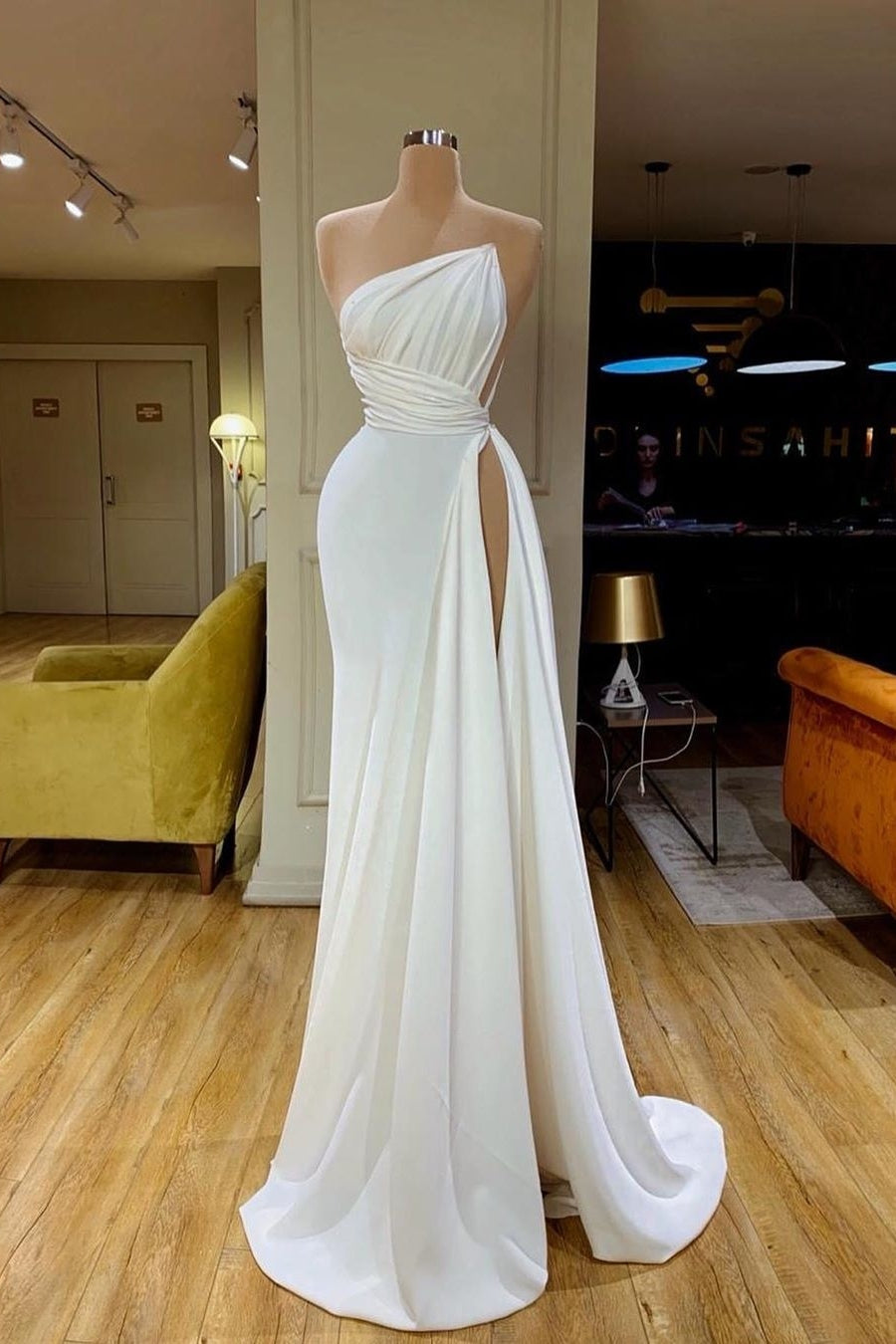 Robe de mariée longue blanche simple en satin sans manches avec volants