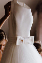 Schlichtes, schlichtes, rückenfreies Brautkleid aus elfenbeinfarbenem Tüll