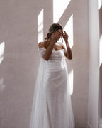 Abiti da sposa semplici con scollo a barca e paillettes a sirena