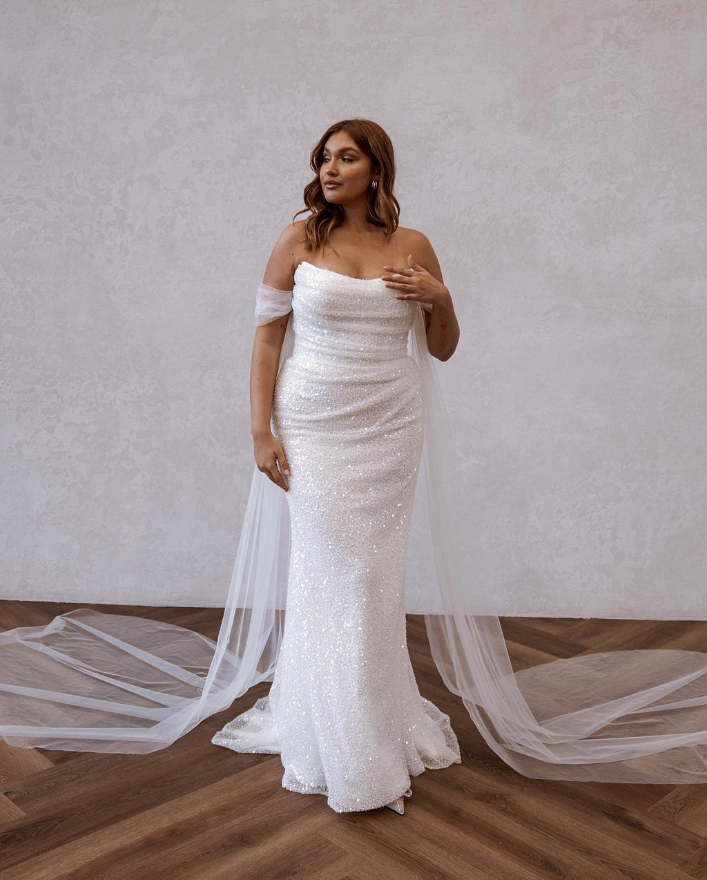 Abiti da sposa semplici con scollo a barca e paillettes a sirena