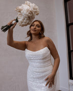 Abiti da sposa semplici con scollo a barca e paillettes a sirena