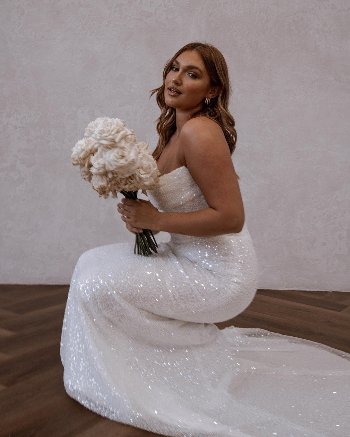 Abiti da sposa semplici con scollo a barca e paillettes a sirena