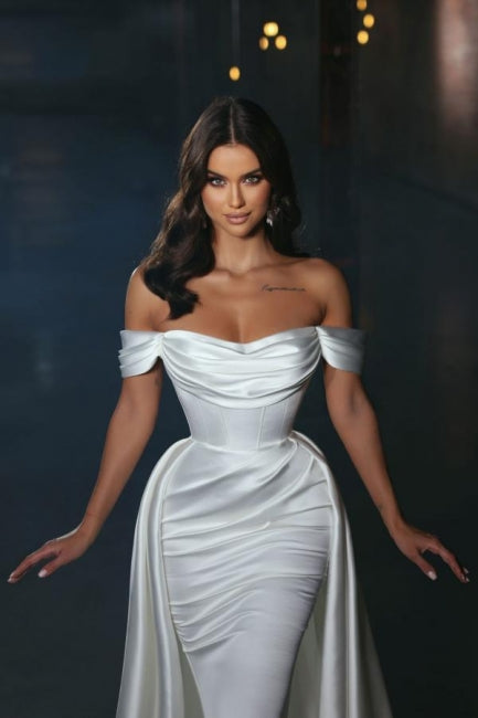Abito da sposa semplice in raso a linea ad A senza maniche con scollo a spalle scoperte e strascico staccabile