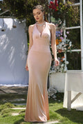 Vestido de fiesta sencillo de satén rosa con escote halter, sin mangas, corte sirena y largo hasta el suelo