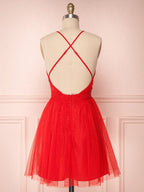 Robe courte de bal de fin d'année en tulle rouge simple, ligne A, col en V, dos nu