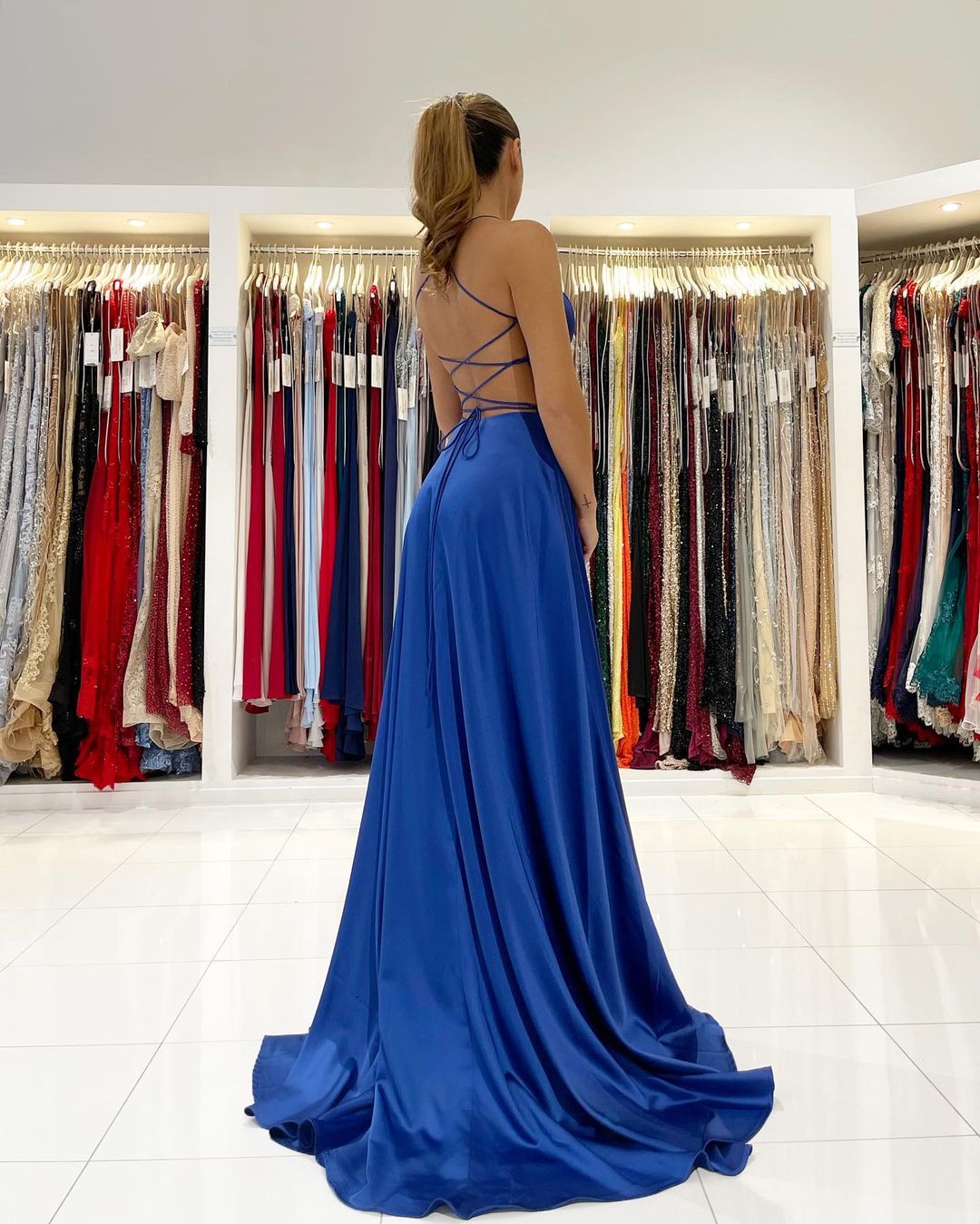 Robe de bal longue simple bleu royal en ligne A, col en V, dos nu avec fente