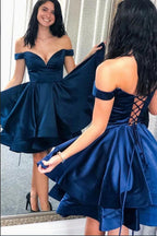 Robe de bal simple courte en satin, ligne A, décolletée et dos nu