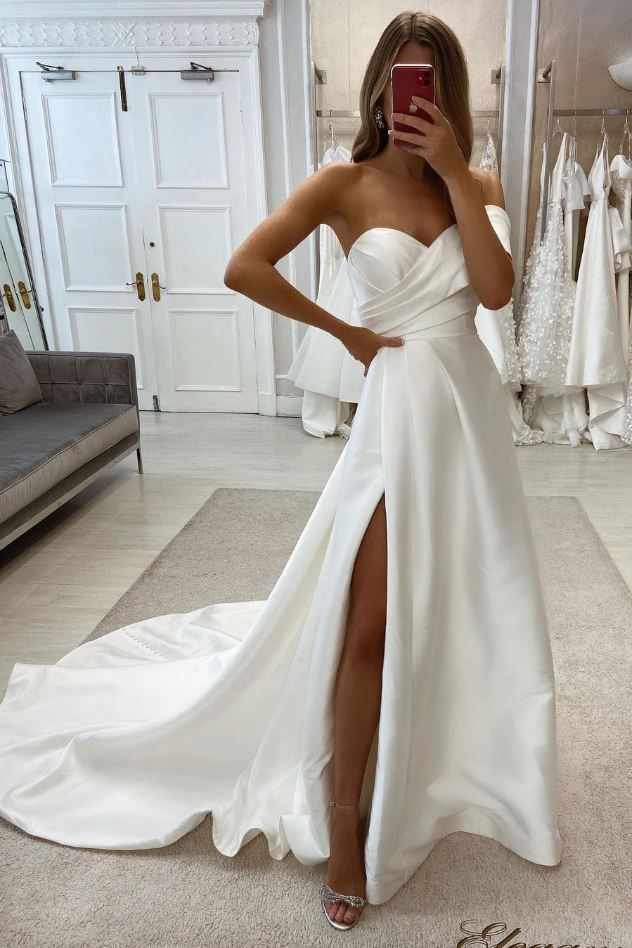 Robe de mariée en satin simple à col cœur, sans manches et décolletée aux épaules, avec fente