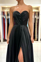 Vestidos de Cetim Simples com Decote Coração Pretos Vestidos Longos de Baile com Fenda