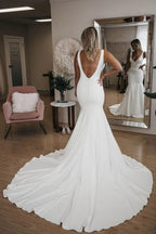 Semplice scollo a V Bella sirena con lungo strascico Sexy schiena scoperta Spiaggia elegante abiti da sposa