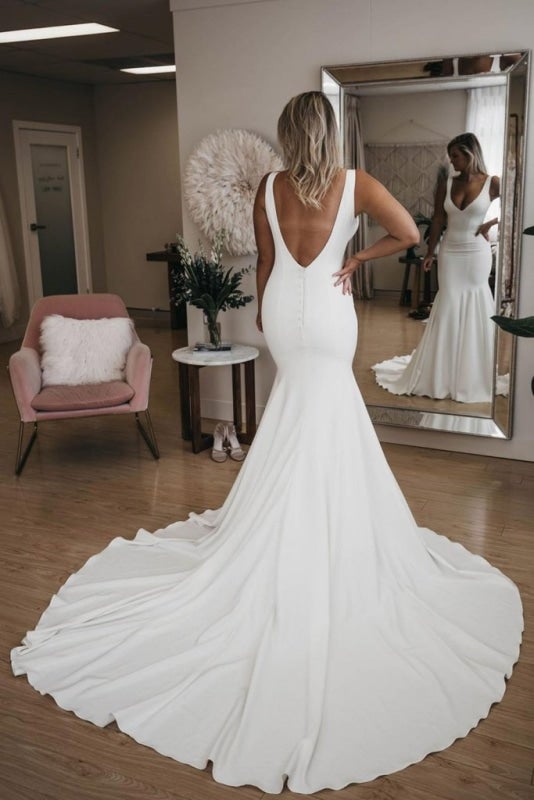 Schlichtes V-Ausschnitt-Hübsches Meerjungfrauenkleid mit langer Schleppe Sexy Rückenfreies Strand-Elegantes Brautkleid 