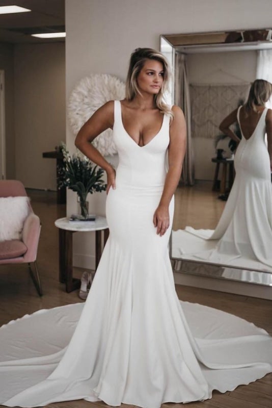 Schlichtes V-Ausschnitt-Hübsches Meerjungfrauenkleid mit langer Schleppe Sexy Rückenfreies Strand-Elegantes Brautkleid 