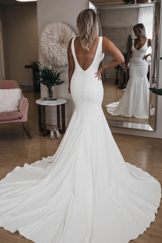 Schlichtes V-Ausschnitt-Hübsches Meerjungfrauenkleid mit langer Schleppe Sexy Rückenfreies Strand-Elegantes Brautkleid 