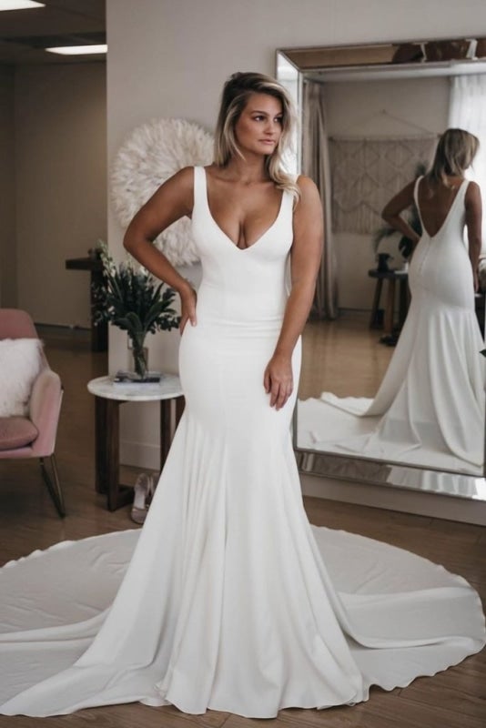Schlichtes V-Ausschnitt-Hübsches Meerjungfrauenkleid mit langer Schleppe Sexy Rückenfreies Strand-Elegantes Brautkleid 