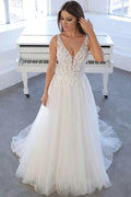 Vestido de Noiva Branco Simples, Comprido, Corte em A, Decote em V, Tule, Renda e Costas Descobertas