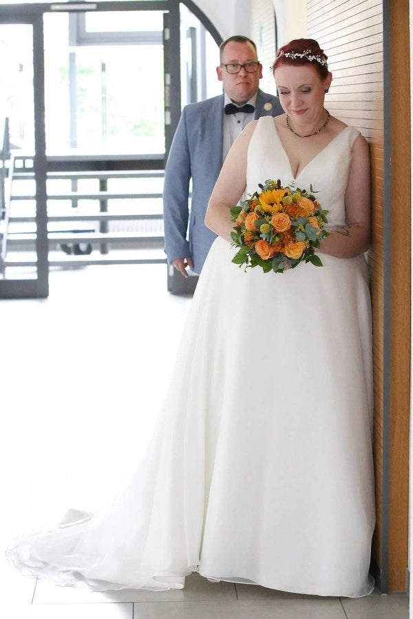 White V Neck Sleeveless A Line Bridal Wedding Dress With Rhinestones