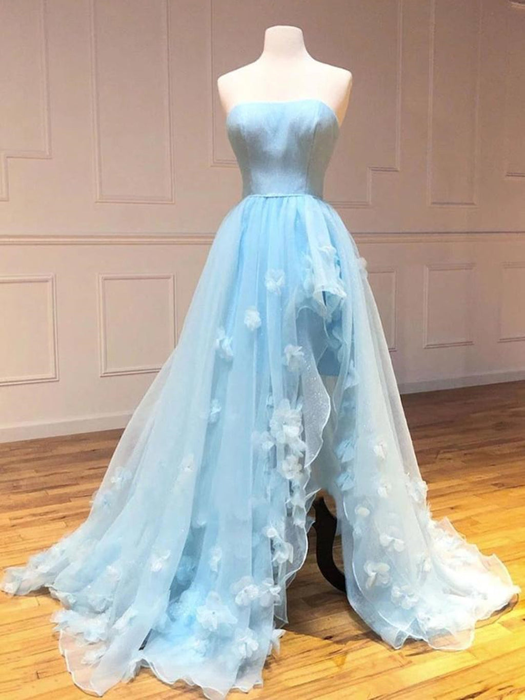 Robe de bal formelle en tulle et dentelle bleu ciel, bustier sans bretelles, jupe évasée asymétrique avec fente