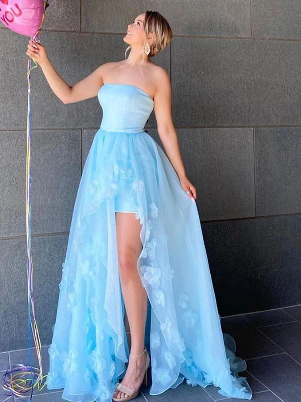 Robe de bal formelle en tulle et dentelle bleu ciel, bustier sans bretelles, jupe évasée asymétrique avec fente