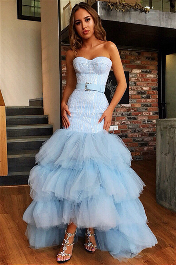 Abito da sera sirena in tulle azzurro cielo, senza spalline, con orlo asimmetrico